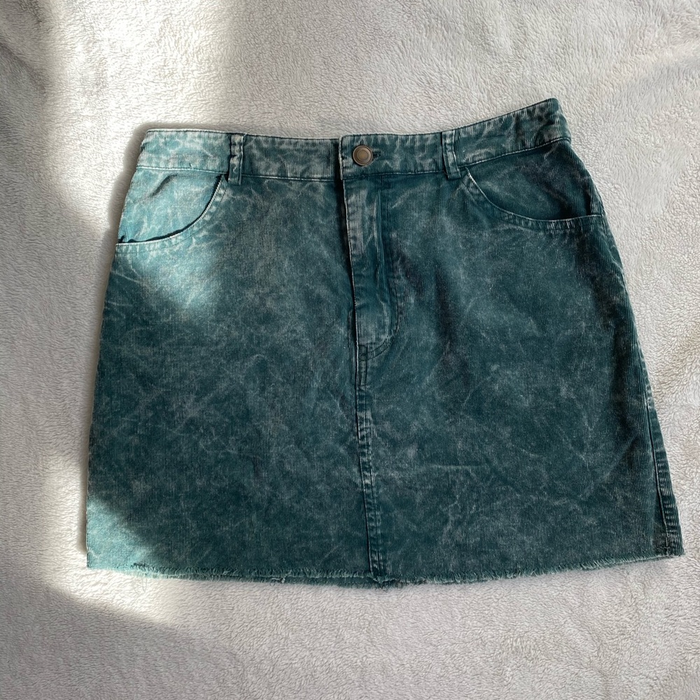 Lightweight textured green mini skirt!